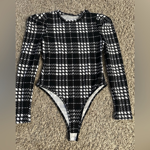 Tops - PLAID PRINT SLIM FIT BODYSIUT WITH SNAP AND PUFFY SHOULDERS NWOT
